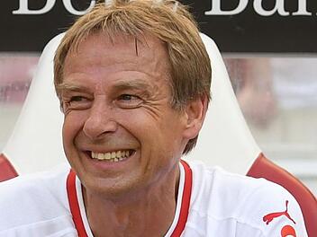 Beim "Spiel der Legenden" im August  streifte J&uuml;rgen Klinsmann noch einmal das Trikot des VfB Stuttgart &uuml;ber, jetzt kann er sich einen Managerjob bei den Schwaben gut vorstellen.Marijan Murat/dpa