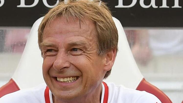 Beim "Spiel der Legenden" im August  streifte J&uuml;rgen Klinsmann noch einmal das Trikot des VfB Stuttgart &uuml;ber, jetzt kann er sich einen Managerjob bei den Schwaben gut vorstellen.Marijan Murat/dpa