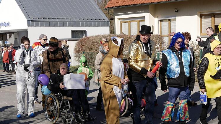 Wildenheid in Narrenhand - Impressionen vom Faschingsumzug im Neustadt Stadtteil. - Foto: Manja von Nida
