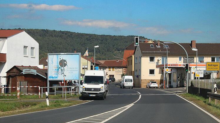 Gibt es wegen der Straßensperrung in Nüdlinger Betrieben Umsatzrückgänge? In Glistak's Schlemmerhäusle (links) und in der Tankstelle Walther (rechts) klingeln die Ladenkassen etwas leiser, in anderen Betrieben an der Kissinger Straße merkt man nichts davon.  Foto: Dieter Britz