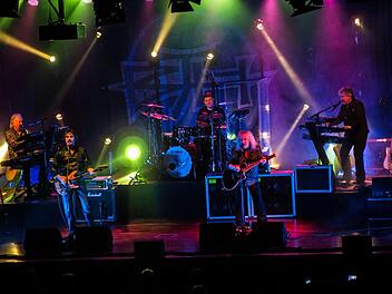 Stehende Ovationen gab es am Ende für das Coburg-Gastspiel von Barclay James Harvest featuring Les Holroyd.Foto: Jochen Berger