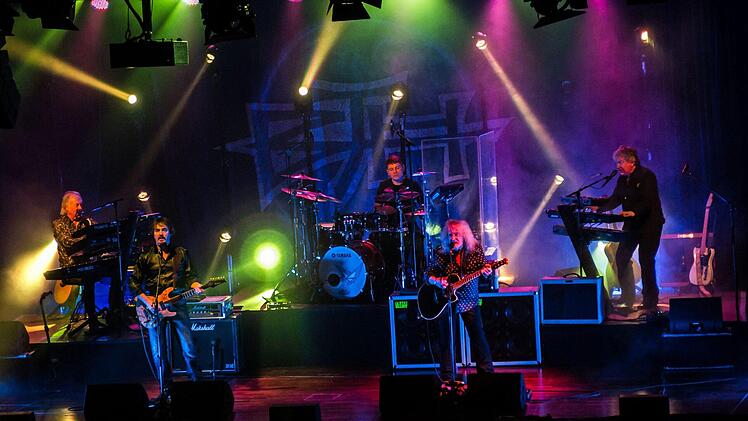 Stehende Ovationen gab es am Ende für das Coburg-Gastspiel von Barclay James Harvest featuring Les Holroyd.Foto: Jochen Berger