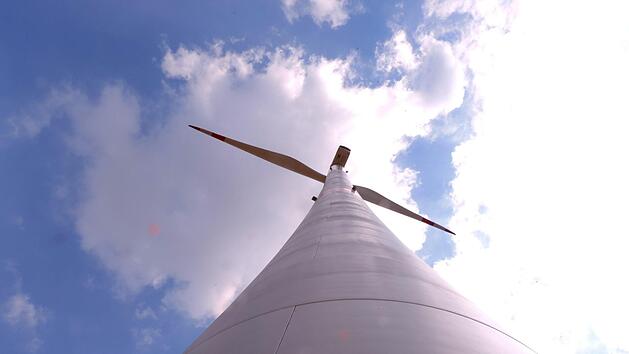 Das Windrad zwischen Obbach und Sulzthal steht seit &uuml;ber einer Woche still. Das Getriebe hat &Ouml;l verloren. Es ist der zweite Vorfall dieser Art im Windpark Obbach.   Hans-Peter Hepp