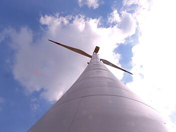 Das Windrad zwischen Obbach und Sulzthal steht seit über einer Woche still. Das Getriebe hat Öl verloren. Es ist der zweite Vorfall dieser Art im Windpark Obbach.   Hans-Peter Hepp