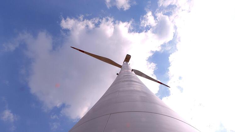 Das Windrad zwischen Obbach und Sulzthal steht seit über einer Woche still. Das Getriebe hat Öl verloren. Es ist der zweite Vorfall dieser Art im Windpark Obbach.   Hans-Peter Hepp