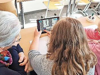Gemeinsam mit den Senioren lernten die Kinder des Awo-Schülerhortes die digitalen Möglichkeiten kennen.