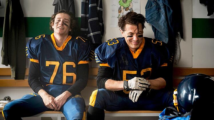Um beim Vater seiner neuen Freundin zu punkten nimmt Lucas (Benedikt Kalcher, links) Hanno Bertram (Wolfram Grandezka) sogar zum American Football Training mit.
