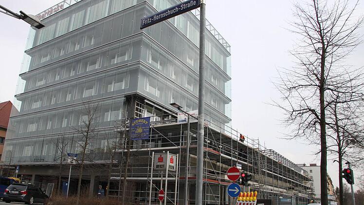 Der Turmbereich hat im vergangenen Jahr eine neue Glasfassade bekommen. Jetzt werden Erdgeschoss und erster Stock saniert.