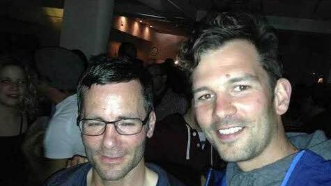 Martin Oppelt (re.) trifft einen sichtlich gut gelaunten Club-Trainer nach dem Berg. Foto: Privat