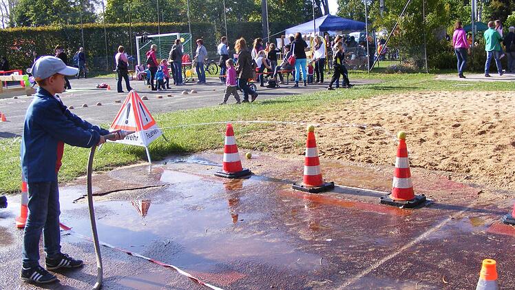 Die Wasserspiele der Neuhauser Feuerwehr erfreuten sich besonders großer Beliebtheit.