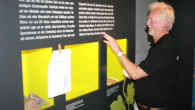 Fingerspitzengefühl ist gefragt: Karl-Heinz Kirsch vergewissert sich, dass die Beschriftung der Stele "Wein, Gips und Holz" richtig sitzt. Foto: Röllinger