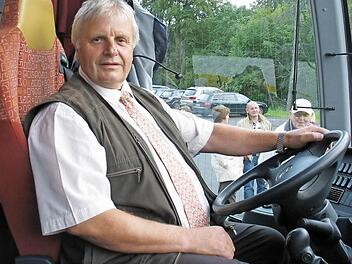Busfahrer Alfons Kaiser am Steuer eines Reisebusses. Foto: Ludwig Alin