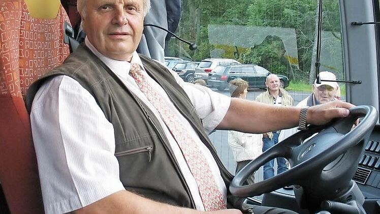 Busfahrer Alfons Kaiser am Steuer eines Reisebusses. Foto: Ludwig Alin