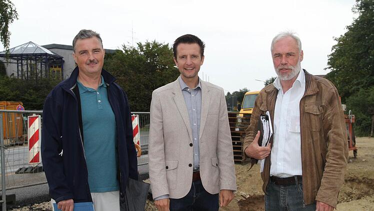 Bürgermeister Andreas Hügerich (Mitte), Stadtbaumeister Jürgen Graßinger (re.) und der Leiter der Stadtwerke Dietmar Weiß (li.) informierten gestern über die Sperrung der Köstener Straße.