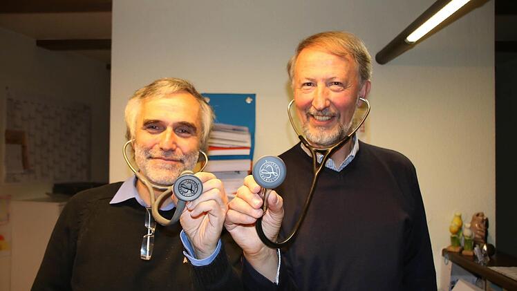 Der Bad Kissinger Allgemein- und Kurarzt Dr. Ralph Brath (von links) übernimmt zum Jahreswechsel die Praxis seines Kollegen Peter Bergel in Euerdorf. Beiden ist wichtig, dass die ärztliche Versorgung vor Ort gewährleistet bleibt, dank Telemedizin sogar verbessert. Foto: Ralf Ruppert