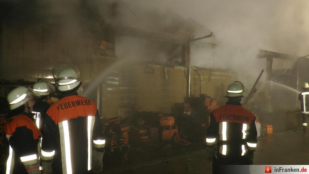 Lagerhallerhallenbrand hielt Feuerwehr in Atem - Großbrand fordert hohen Sachschaden