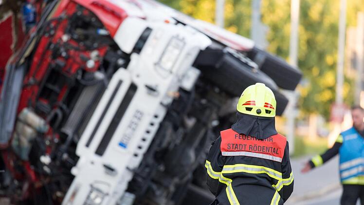 Bei einem Unfall mit einem Feuerwehrauto ist in Coburg ein 20 Jahre alter Feuerwehrmann ums Leben gekommen. Die Kollegen sind fassungslos. Foto: News5