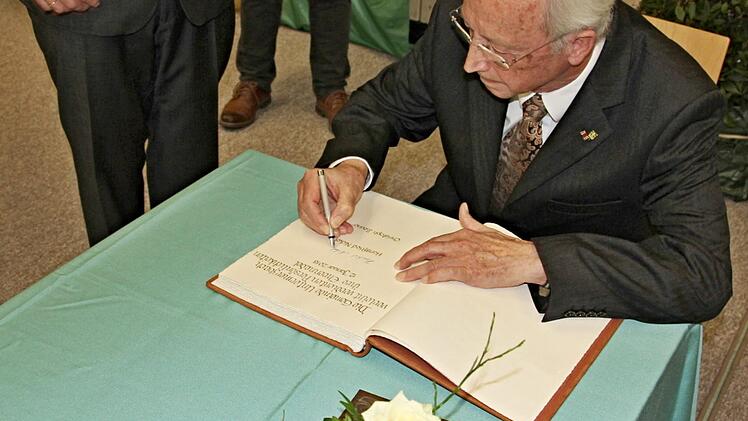 Hansfried Nickel beim Eintrag in das Goldene Buch der Gemeinde Untermerzbach. Helmut Will
