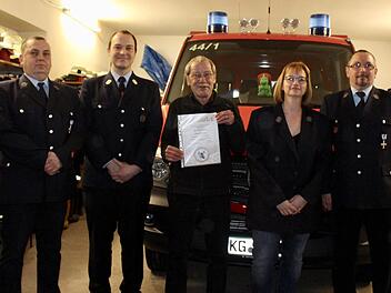 Die Oberwildfleckener Feuerwehr hat ein neues Ehrenmitglied: Udo Waldeis (Bildmitte). Zur neuen Kassiererin wurde Tanja Degelmann (2. von rechts) gewählt. Es gratulierten (von links) Gregor Pasieka (stellvertretender Kommandant), David Kretschmann (Kommandant) und Michael Hackl (Vorsitzender des Feuerwehrvereins). Foto: Sebastian Schmitt