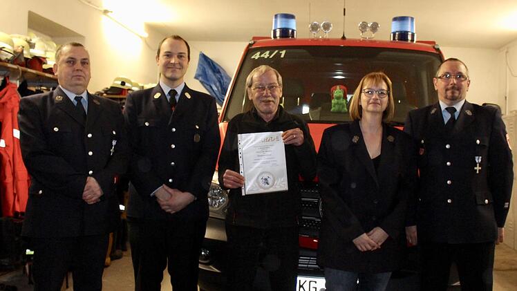 Die Oberwildfleckener Feuerwehr hat ein neues Ehrenmitglied: Udo Waldeis (Bildmitte). Zur neuen Kassiererin wurde Tanja Degelmann (2. von rechts) gewählt. Es gratulierten (von links) Gregor Pasieka (stellvertretender Kommandant), David Kretschmann (Kommandant) und Michael Hackl (Vorsitzender des Feuerwehrvereins). Foto: Sebastian Schmitt