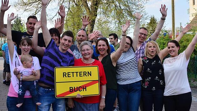 Wirtin Gunda Müller zieht zu ihrer Tochter nach Rettern bei Eggolsheim. Die Organisatoren des Abschiedsfestes sagen stellvertretend für alle Bucher "Ade!". Fotos: Elias Pfann