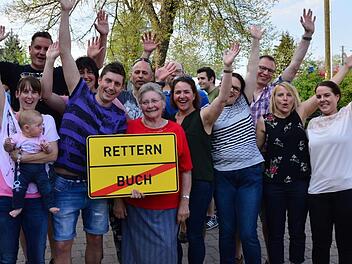 Wirtin Gunda Müller zieht zu ihrer Tochter nach Rettern bei Eggolsheim. Die Organisatoren des Abschiedsfestes sagen stellvertretend für alle Bucher "Ade!". Fotos: Elias Pfann