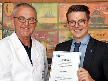 Ehrenurkunde für Küchenmeister Josef Körner von Dr. Lukas Kagerbauer von der IHK. Foto: Peter Rauch