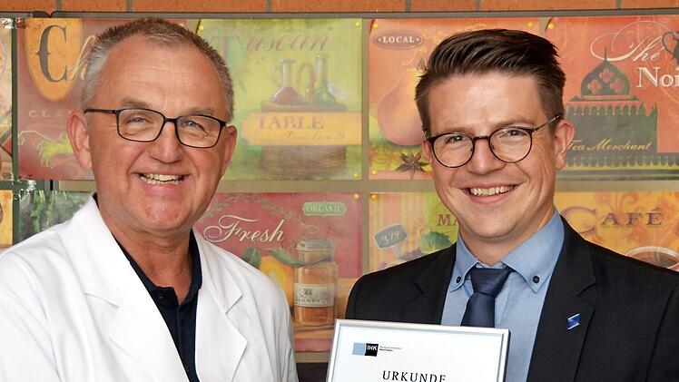 Ehrenurkunde für Küchenmeister Josef Körner von Dr. Lukas Kagerbauer von der IHK. Foto: Peter Rauch