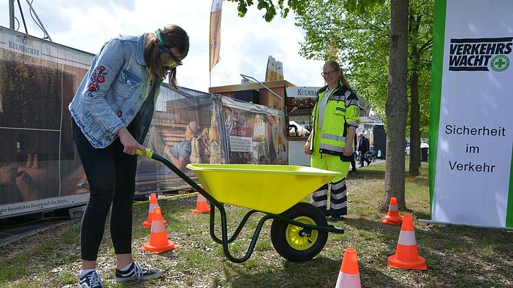Die Schubkarre zu manövrieren und einzuparken wird mit der "Rauschbrille" zu einer kniffligen Aufgabe.Dagmar Besand