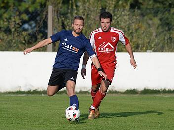Der ATS Kulmbach um Spielertrainer Florian Hohla (links, hier gegen den ASV Nemmersdorf) kann am Samstag im Liga-Pokal gegen den Stadtrivalen TSV 08 antreten.Peter Mularczyk