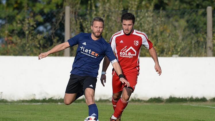 Der ATS Kulmbach um Spielertrainer Florian Hohla (links, hier gegen den ASV Nemmersdorf) kann am Samstag im Liga-Pokal gegen den Stadtrivalen TSV 08 antreten.Peter Mularczyk