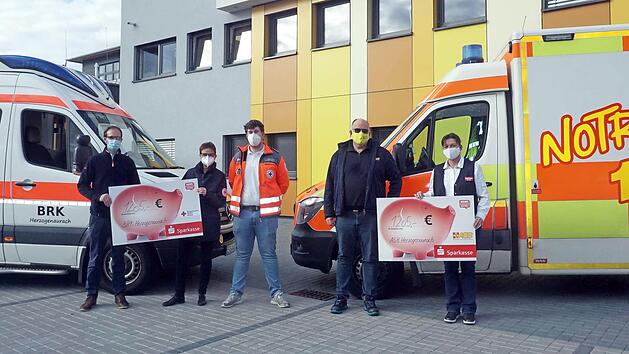 Wegen der Mund-Nasen-Bedeckung konnte man die Freude nicht sehen, aber die Spende war beiden Rettungsdiensten mehr als willkommen: Christian Anders, Beate Ulonska, Alexander Dassler, Harald He&szlig; und Diana Rajic (v. l.). Foto: Richard S&auml;nger