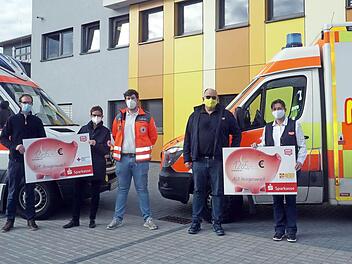 Wegen der Mund-Nasen-Bedeckung konnte man die Freude nicht sehen, aber die Spende war beiden Rettungsdiensten mehr als willkommen: Christian Anders, Beate Ulonska, Alexander Dassler, Harald Heß und Diana Rajic (v. l.). Foto: Richard Sänger