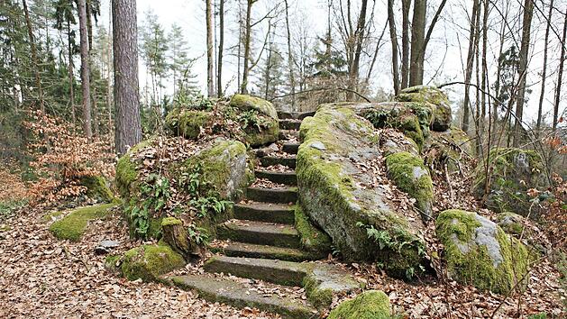 Schon im 19. Jahrhundert haben Menschen Hand an die Querkelsteine gelegt und sie zum Bestandteil eines Landschaftsparks gemacht. Foto: privat
