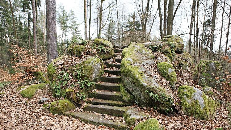 Schon im 19. Jahrhundert haben Menschen Hand an die Querkelsteine gelegt und sie zum Bestandteil eines Landschaftsparks gemacht. Foto: privat