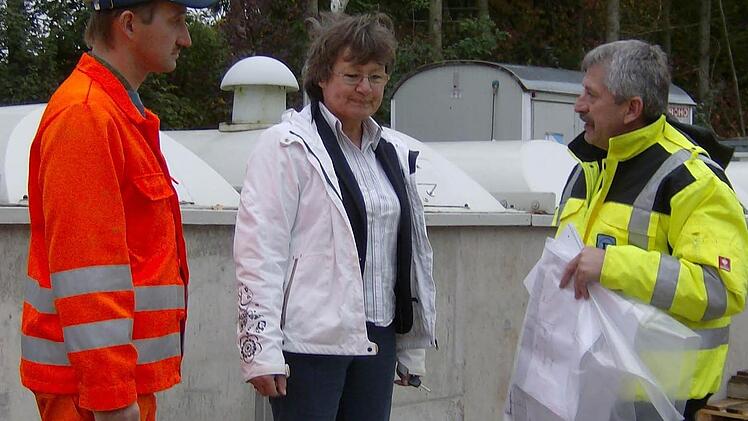 Bürgermeisterin Gisela Bauer mit Hans Schaffer (r.) von der Baufirma Diersch  und dem Gemeindearbeiter  Christian Seybold Foto: Petra Malbrivch
