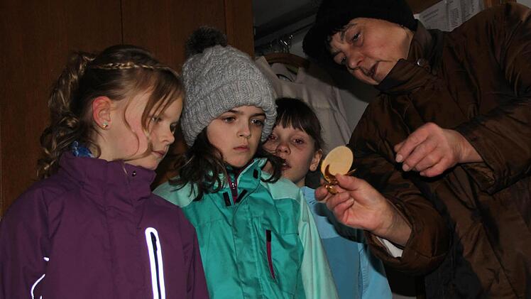 ...eine große Hostie eingelegt wird.