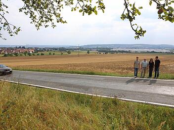 An dieser Stelle, an der ein Teil der Gegner steht, würde die Umgehung in die Staatsstraße nach Seigendorf münden. Foto: Barbara Herbst