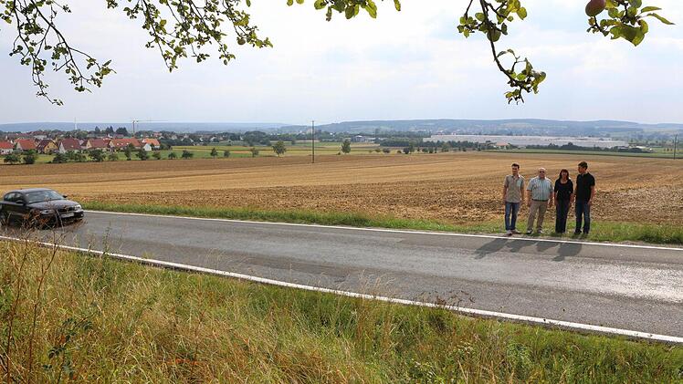 An dieser Stelle, an der ein Teil der Gegner steht, würde die Umgehung in die Staatsstraße nach Seigendorf münden. Foto: Barbara Herbst