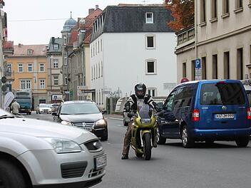 Unfallschwerpunkt Theresienstraße (Foto rechts): Parkflächen verengen die Fahrbahnen so stark, dass die Mindestbreite hinter den Richtlinien zurückbleibt. Fotos: Benedikt Borst