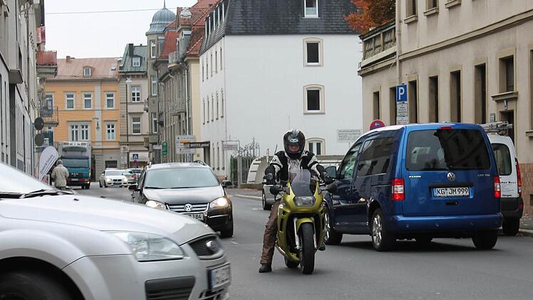 Unfallschwerpunkt Theresienstraße (Foto rechts): Parkflächen verengen die Fahrbahnen so stark, dass die Mindestbreite hinter den Richtlinien zurückbleibt. Fotos: Benedikt Borst