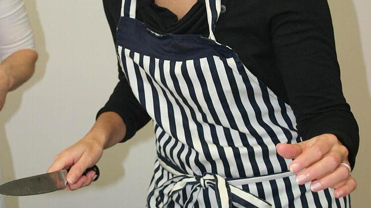 Nicht zu wenig, nicht zu viel: Ramona Bayer portioniert den Teig. Foto: Daniela Röllinger