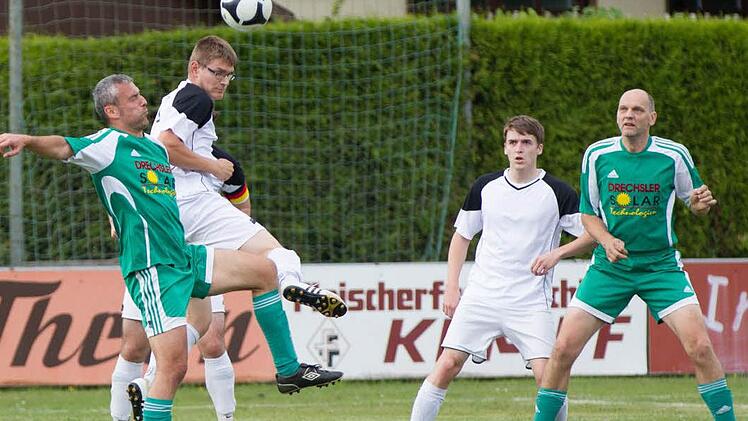 Überaus unterschiedlich sind die Erwartungen, mit denen der TSF Theisenort (weiße Trikots) und der SV Neuses in die restlichen Spiele der Kreisklasse 2 gehen. Die Theisenorter, die im Hinspiel mit 6:0 gewonnen haben, sind Spitzenreiter, die "Flößer" Tabellenschlusslicht.  Foto: Heinrich Weiß