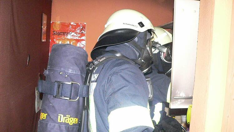 Mit Schwerem Atemschutz verschaffte sich die Feuerwehr Zugang zu der total verqualmten Wohnung.