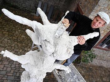Bildhauer Peter Wittstadt arbeitet an seiner Schneewittchen-Figur. In Lohr am Main, das sich selbst als Schneewittchen-Stadt vermarktet, ist ein Streit um die von der Stadt in Auftrag gegebene moderne Skulptur entbrannt. Foto: David Ebener/dpa