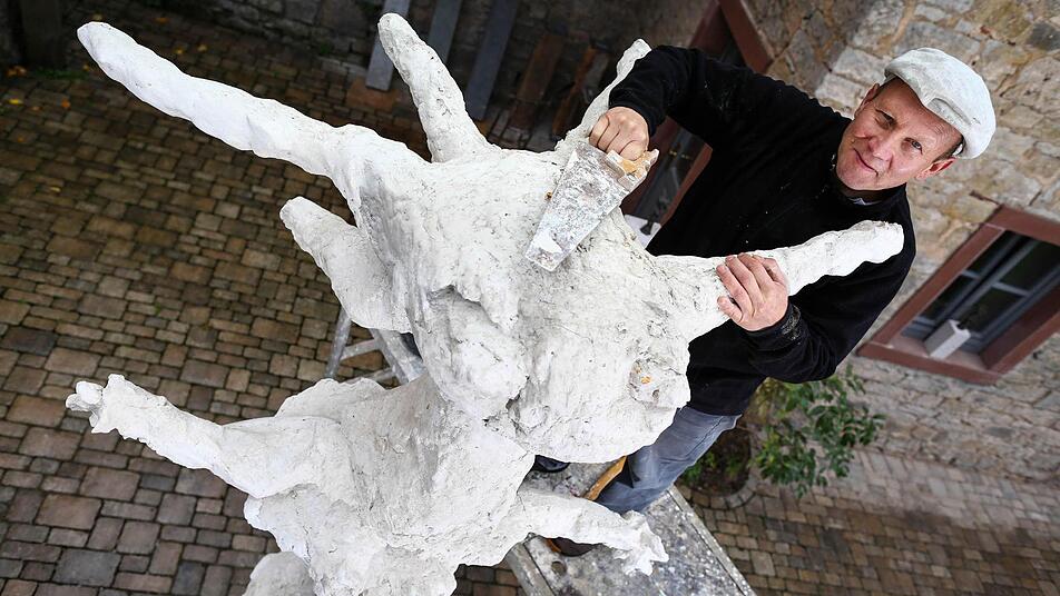 Bildhauer Peter Wittstadt arbeitet an seiner Schneewittchen-Figur. In Lohr am Main, das sich selbst als Schneewittchen-Stadt vermarktet, ist ein Streit um die von der Stadt in Auftrag gegebene moderne Skulptur entbrannt. Foto: David Ebener/dpa Bildhauer Peter Wittstadt arbeitet an seiner Schneewittchen-Figur. In Lohr am Main, das sich selbst als Schneewittchen-Stadt vermarktet, ist ein Streit um die von der Stadt in Auftrag gegebene moderne Skulptur entbrannt. Foto: David Ebener/dpa