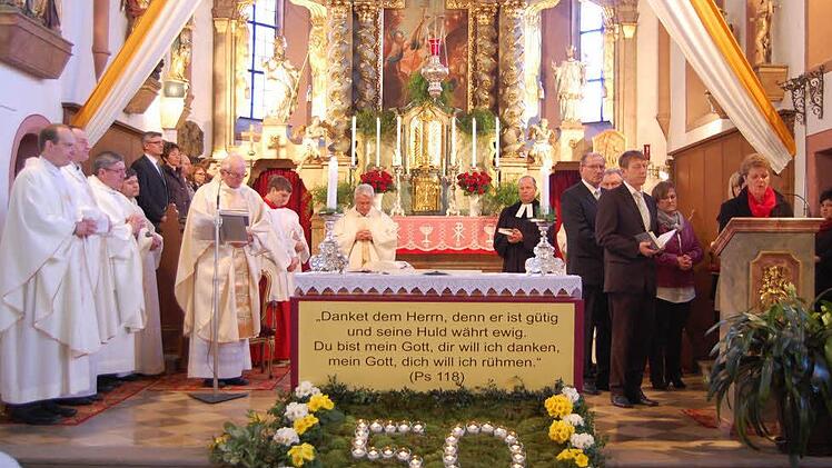 Kirchenverwaltung und Pfarrgemeinderat haben die St. Michael-Kirche zum Jubiläum festlich geschmückt. Fotos: Andreas Welz