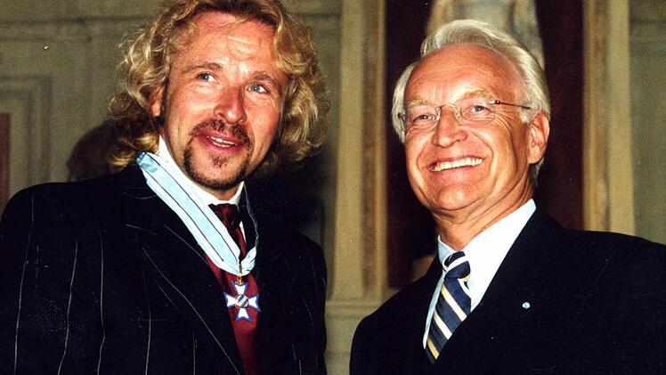 Ministerpräsident Edmund Stoiber persönlich hängt Thomas Gottschalk im Jahr 2001 den Bayerischen Verdienstorden um. Foto: Staatskanzlei