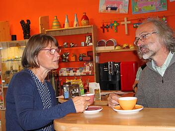 Bei einer Tasse fairem Kaffee: Martina Kirchner leitet das Projekt Weltladen. Dirk Hönerlage, Vorsitzender der örtlichen Eine-Welt-Gruppe, erzählt von den schwierigen Anfängen. Foto: Ulrike Müller
