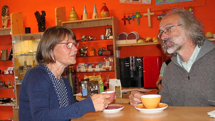 Bei einer Tasse fairem Kaffee: Martina Kirchner leitet das Projekt Weltladen. Dirk Hönerlage, Vorsitzender der örtlichen Eine-Welt-Gruppe, erzählt von den schwierigen Anfängen. Foto: Ulrike Müller